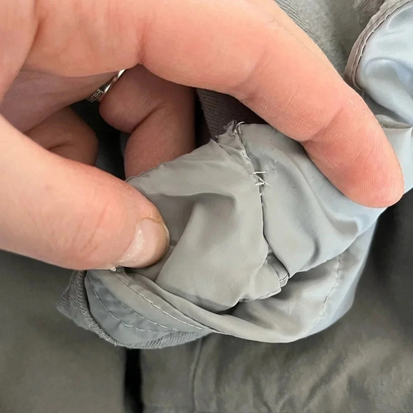 Bench/ Light grey vest/ Hidden zippered hood/ Size US X/L - Picture 16 of 16